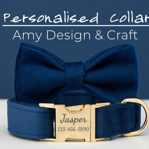 Op de afbeelding: Een donkerblauwe fluwelen hondenriem met een gouden gesp en een bijpassende strik. De riem is gepersonaliseerd met de naam "Jasper" en een telefoonnummer.