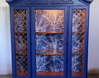 ¡VENDIDO!** No compre. Vitrina de porcelana iluminada Liberty Blue con revestimiento de papel tapiz y estantes y puertas de vidrio