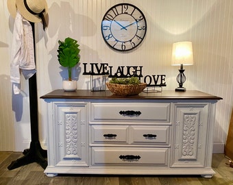 ¡VENDIDO!** -Por favor NO compre. Cómoda tipo buffet blanca con tapa de roble oscuro, dos cajones y dos armarios