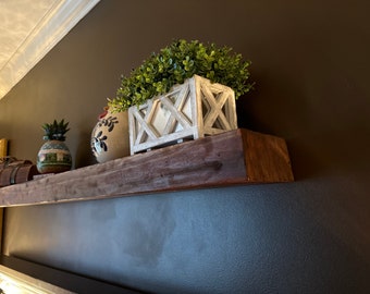 ¡VENDIDO!** Por favor NO compre. Estante/manto flotante de nogal, sólido, borde crudo, rústico. Contácteme si está interesado en un diseño personalizado similar.