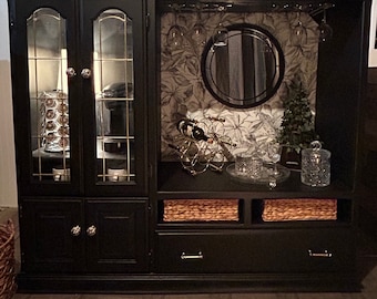 Mueble bar para café, té y cócteles negros/vitrina para vinos con papel tapiz floral en blanco y negro