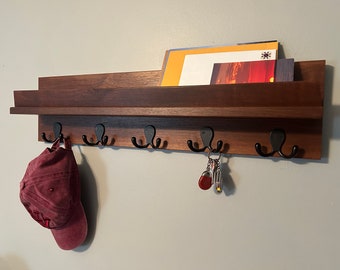 ¡VENDIDO!** -Por favor NO compre.  Perchero de entrada de nogal con estante para correo y organización de llaves