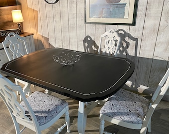 VENDIDO!** - No compre. Juego de mesa de cocina en blanco y negro y cuatro sillas tapizadas con tela para interior y exterior