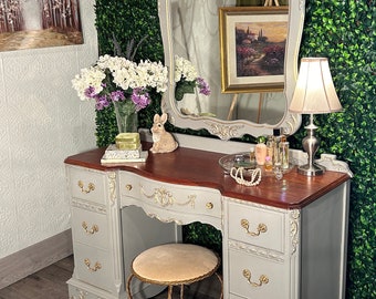 VENDIDO!** - No compre. Tocador vintage con espejo, cubierta color cerezo gris con detalles dorados, siete cajones forrados con papel con motivos florales y de pájaros