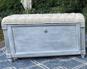 ¡VENDIDO!** Banco de almacenamiento tapizado con acceso frontal y bisagras de apertura suave