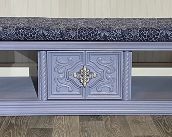 ¡VENDIDO!** - Por favor NO compre.  Banco de almacenamiento vintage tapizado en color bígaro y azul marino de madera maciza