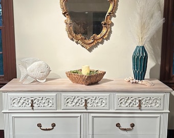 Buffet / Cómoda / Mueble de TV vintage de madera maciza pintado con esmalte de gabinete Behr y tapa natural lavada en blanco mineral Fusion