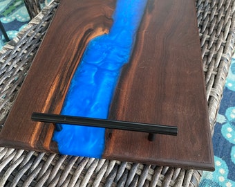 ¡VENDIDO!**- Por favor NO compre.     Tabla de charcutería/bandeja de servicio de Black Walnut River