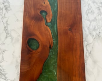 ¡VENDIDO!** - Por favor, no compre. Tabla de charcutería Cherry y Emerald Green River/Bandeja para servir de 29.5 x 58 cm con mini aceitera Walrus.