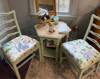 VENDIDO!** - No compre. Dos sillas tapizadas con tela Chintz de pájaros Mesa auxiliar hexagonal vintage de madera