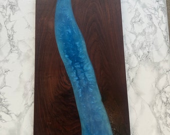 Tabla de charcutería de río de nogal negro y resina azul/bandeja para servir 11 1/2 x 23 pulgadas con aceite de morsa mini incluido para mantenimiento