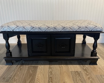 ¡VENDIDO!** Por favor NO compre. Banco de almacenamiento/mesa de centro en blanco y negro con cojín extraíble