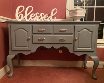 ¡VENDIDO!**- Por favor NO compre. Aparador buffet gris y dorado con armarios revestidos de papel pintado