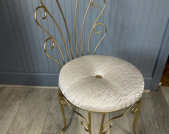 ¡VENDIDO!** Por favor, NO compre. Taburete de tocador vintage / Banco de escritorio / Silla retapizada en dorado y crema.