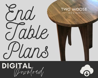 Könnte beinhalten: Digitale Download-Pläne zum Bau eines Holz-Beistelltisches. Der Tisch hat eine runde Tischplatte und geschwungene Beine. Der Text "TWO MOOSE DESIGN" befindet sich auf der Tischplatte.