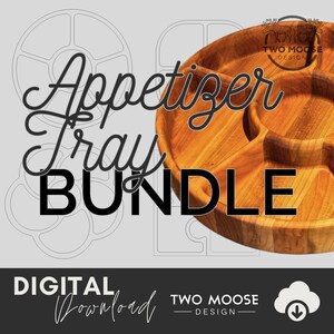 Pode incluir: Download digital de planos para uma bandeja de aperitivos de madeira com cinco compartimentos. A bandeja é feita de madeira marrom claro e tem um acabamento natural. O texto "Appetizer Tray Bundle" está escrito em preto sobre fundo branco. O texto "TWO MOOSE DESIGN" está escrito em preto sobre fundo branco.