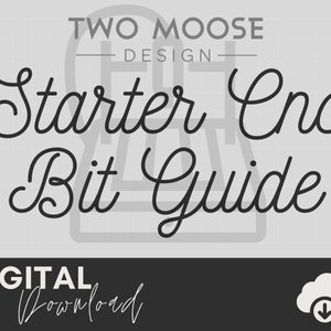 Puede incluir: Una guía de descarga digital para fresas CNC de inicio. El texto "Starter CNC Bit Guide" está escrito en una fuente cursiva. El texto "Two Moose Design" está escrito en una fuente sans-serif. Un icono de nube con una flecha hacia abajo está en la esquina inferior derecha.