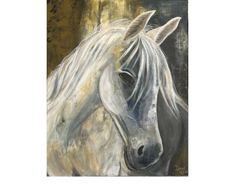Op de afbeelding: Een schilderij van een wit paardenhoofd met een gouden achtergrond. De manen van het paard stromen en het schilderij heeft een zachte, dromerige uitstraling.