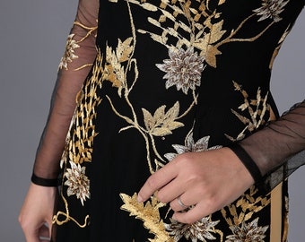 Ao Dai personnalisé. Dentelle à motif floral sur tissu en mousseline de soie noire.