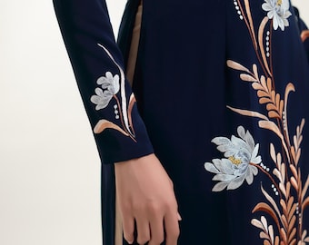 濃紺のシルクに菊の刺繍が施されたアオザイ