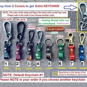 Op de afbeelding: Een collectie van acht leren sleutelhangers met metalen clips in zilveren, zwarte en gouden afwerkingen. De sleutelhangers hebben verschillende kleuren riempjes, waaronder zwart, rood, bruin, groen en blauw. Een bruin leren label is inbegrepen.
