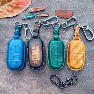 Schlüsselanhänger Abdeckung für 1500 200 300C Ladegerät Reise Challenger Durango Renegade Schlüsselanhänger Abdeckung Fall Leder Keyless Fernbedienung Halter Schlüsselbund Verschluss