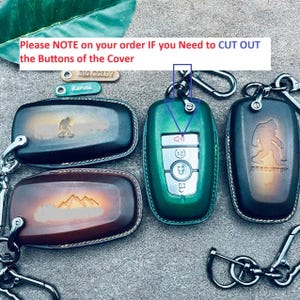Op de afbeelding: Vier lederen autosleutelhoezen met metalen clips. Drie zijn donkerbruin of zwart met reli&euml;f van Bigfoot of bergen. E&eacute;n is groen en toont de zilveren knoppen. Tekst: Please NOTE on your order IF you Need to CUT OUT the Buttons of the Cover.