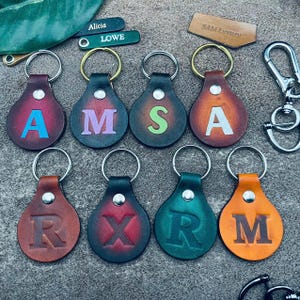 Initialen Buchstabe Schlüsselbund Leder Tag Monogramm Runder Kreis Schlüsselring Haken Schlüsselanhänger Clip Verschluss Geschenk Accessoire Benutzerdefinierte Initiale niedliche Farbe zu malen
