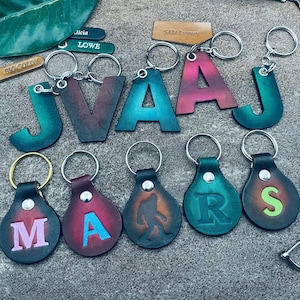 Initiale Porte-clés Porte-clés personnalisés Lettre scintillante Porte-clés Alphabet personnalisé Cadeau d'équipe Sac de professeur Bagagerie Porte-monnaie étiquette en cuir