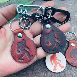 Bronco Sasquatch Schlüsselanhänger 2024 2025 Bronco Sport Bigfüße Pferd Kurze Leder Schlüsselanhänger Haken Schlüsselanhänger Accessoire Kleines Einzigartiges Geschenk Anfangsbuchstabe