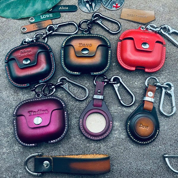 Leren hoesje voor Airpods Pro 1 2 3 4, beschermende houder voor Airtags, etui voor oordopjes met sleutelhangers, gepersonaliseerd hoesje met naam voor je telefoon, cadeau voor Airpods