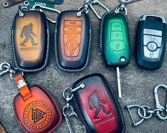 Capa para chaveiro compatível com caminhonetes da série F: F150, F250 Limited, Lariat, Tremor, Super Duty, Ranger, Maverick e Raptor. Feita em couro.