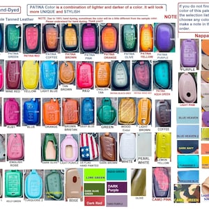 Op de afbeelding: Een collectie van plantaardig gelooide lederen sleutelhoezen in diverse kleuren en afwerkingen, waaronder patina, effen en patronen. De afbeelding toont meerdere rijen rechthoekige hoesjes met knoppictogrammen en bijbehorende tekstlabels.