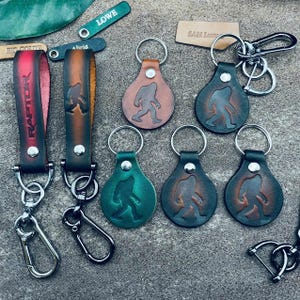 Sasquatch Schlüsselanhänger Clip Verschluss 2024 2025 Bronco Sport Bigfoot Yeti Kurz Leder Schlüsselanhänger Haken Key Fob Accessoire Kleines Einzigartiges Geschenk