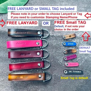 Op de afbeelding: Vijf leren lanyards in bruin, roze, donkerrood, rood en tan met zilverkleurige metalen hardware en gestempelde tekst, naast zes kleine leren labels in diverse kleuren met gestempelde namen en telefoonnummers, inclusief tekstoverlays.