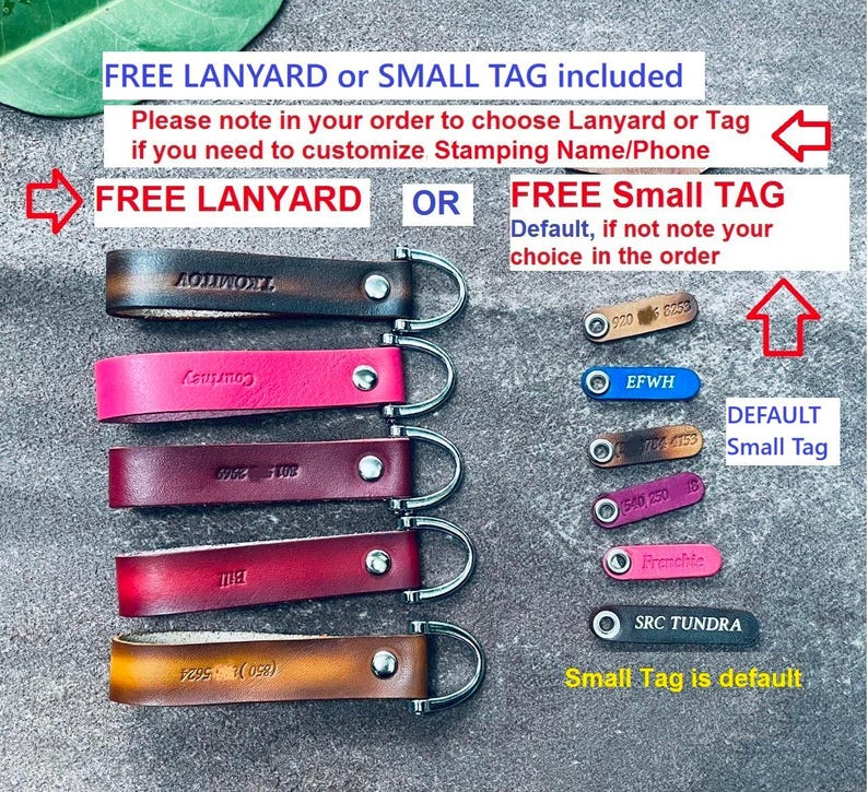 Op de afbeelding: Vijf leren lanyards in bruin, roze, donkerrood, rood en tan met zilverkleurige metalen hardware en gestempelde tekst, naast zes kleine leren labels in diverse kleuren met gestempelde namen en telefoonnummers, inclusief tekstoverlays.