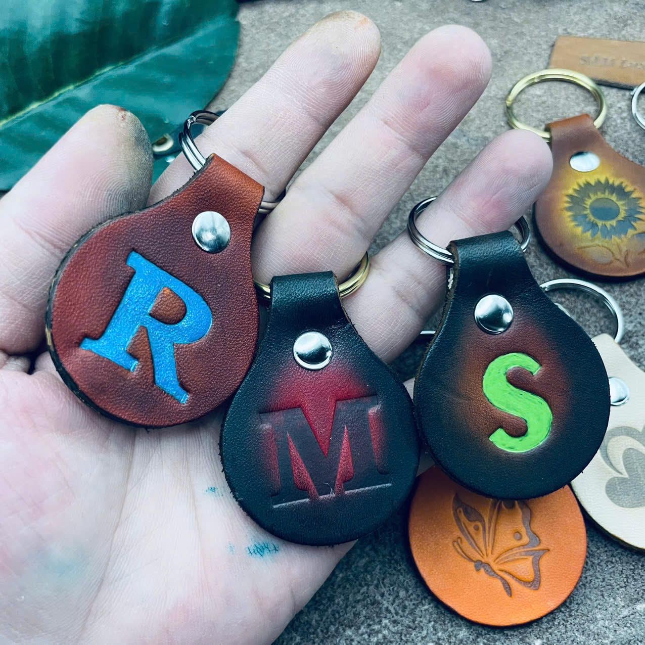 Initial Keychains Icon Custom Initials Keychain Letter Monogram Leather Round Circle Keychain ...
