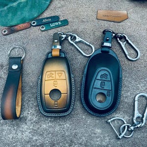 Capa para chave compatível com Mercedes-Benz EQS, GLE, GLC 300, GLS 350, 450, CLA, CLÉ S, G, E, S650, EQE, EQB, GLB, AMG, em couro, com suporte para controle remoto (MB 2026).