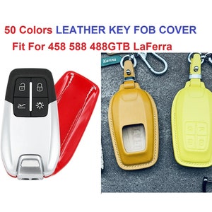 Op de afbeelding: Een set van drie leren sleutelhulsjes voor een Ferrari. De hoesjes zijn in rood, geel en bruin. De sleutelhanger is zilverkleurig met zwarte knoppen. De tekst op de afbeelding luidt "50 Colors LEATHER KEY FOB COVER Fit For 458 588 488GTB LaFerrari".