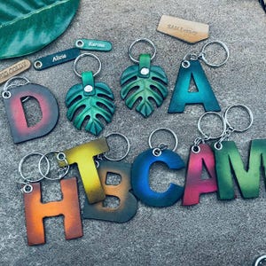 Chaveiros iniciais Monstera Chaveiros personalizados Glitter Letter Chaveiro Alfabeto personalizado Bolsa de presente Bagagem Carteira Tag Charm Couro