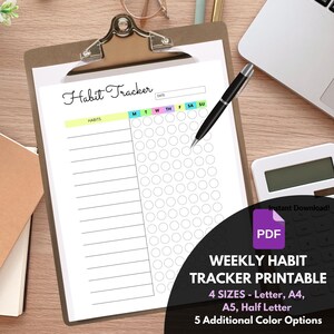 Puede incluir: Un portapapeles contiene una hoja blanca de seguimiento de hábitos con el título "Habit Tracker". La hoja tiene columnas para los días de la semana y filas para los hábitos. Un bolígrafo negro descansa sobre la hoja. El texto en la hoja dice "Weekly Habit Tracker Printable".