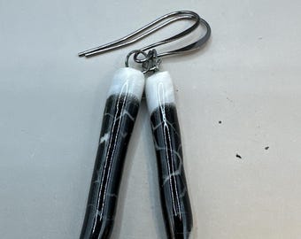 Pendientes de púas craqueladas en blanco y negro