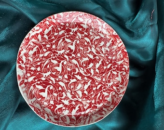Plato redondo mediano con diseño rojo