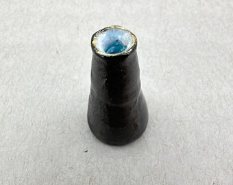 Mini jarrón alto metálico con detalles en azul.