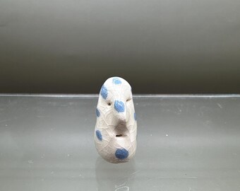 chico de puntos azules