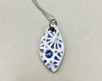 colgante de contornos azules