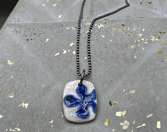 colgante de flor azul