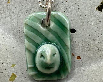 colgante de cara verde