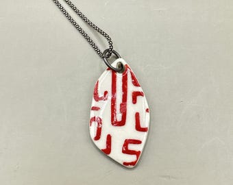 colgante de líneas rojas