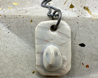 colgante con cara azul hielo